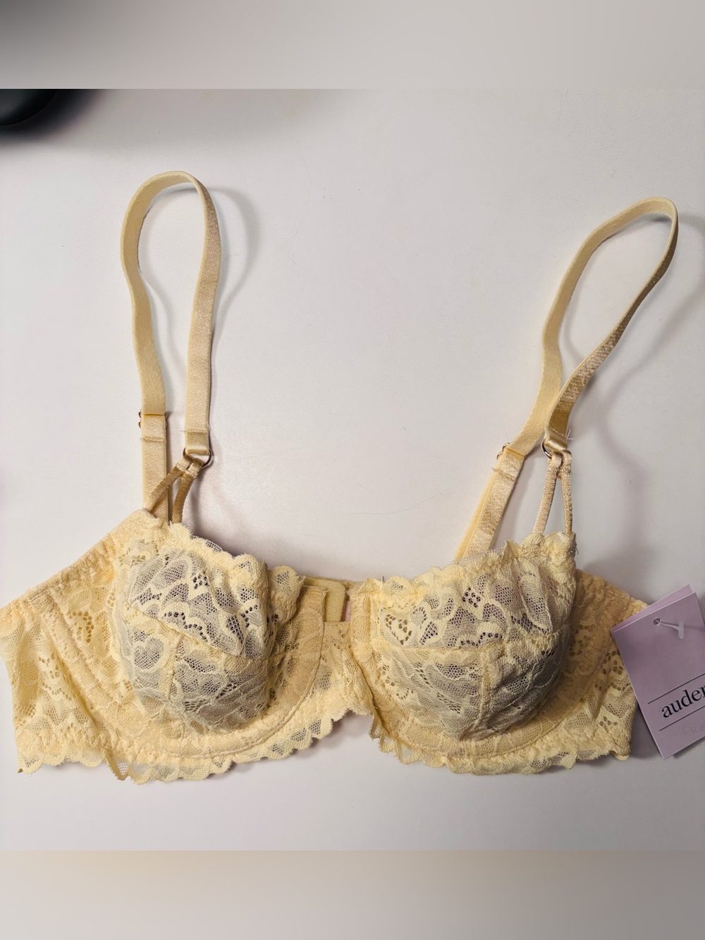 Auden Lace Underwire Bra in Cream Yellow